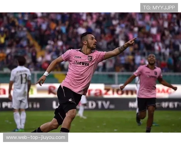 布鲁诺一脚直塞撕开中路防线