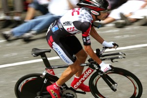 九游电子竞技-巴萨防线频频失误，布鲁日反击打破均势，3-3收场，巴萨主场不败纪录